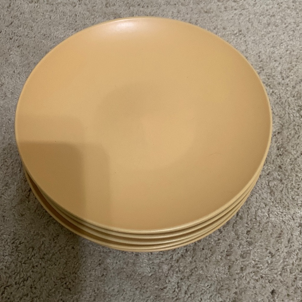 6 yellow plates by Gabbay